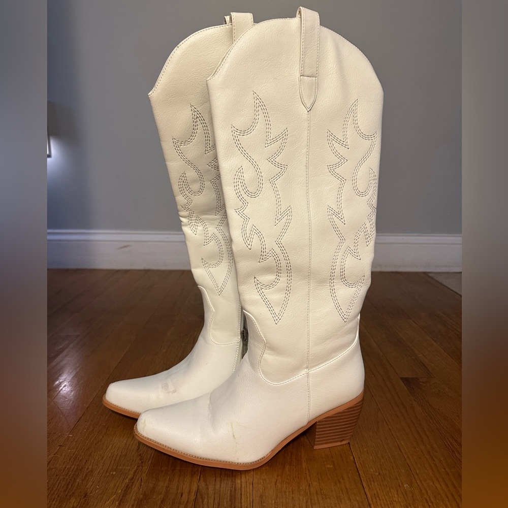 Boots size 7.5.